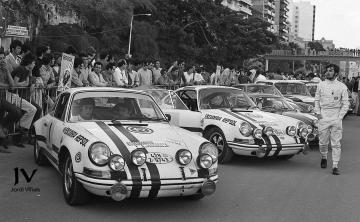 Rafael Castañeda (derecha) junto al Porsche 911S de Alberto Ruiz-Giménez. En primer plano, Manuel Juncosa-Manuel Salsas (Porsche 911S) (Foto: Jordi Viñals)